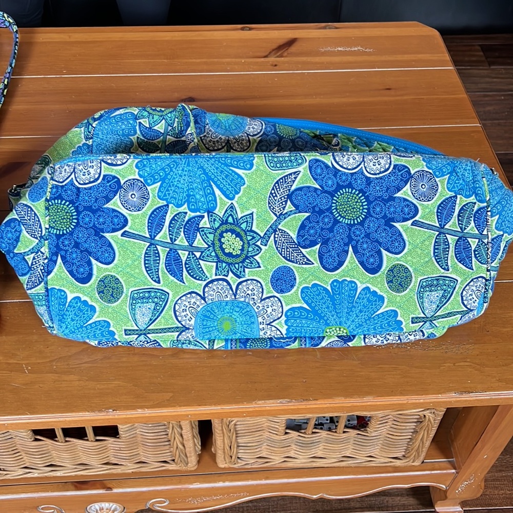 Vera Bradley the weekender tote doodle daisy print with cross body strap - Picture 3 of 3